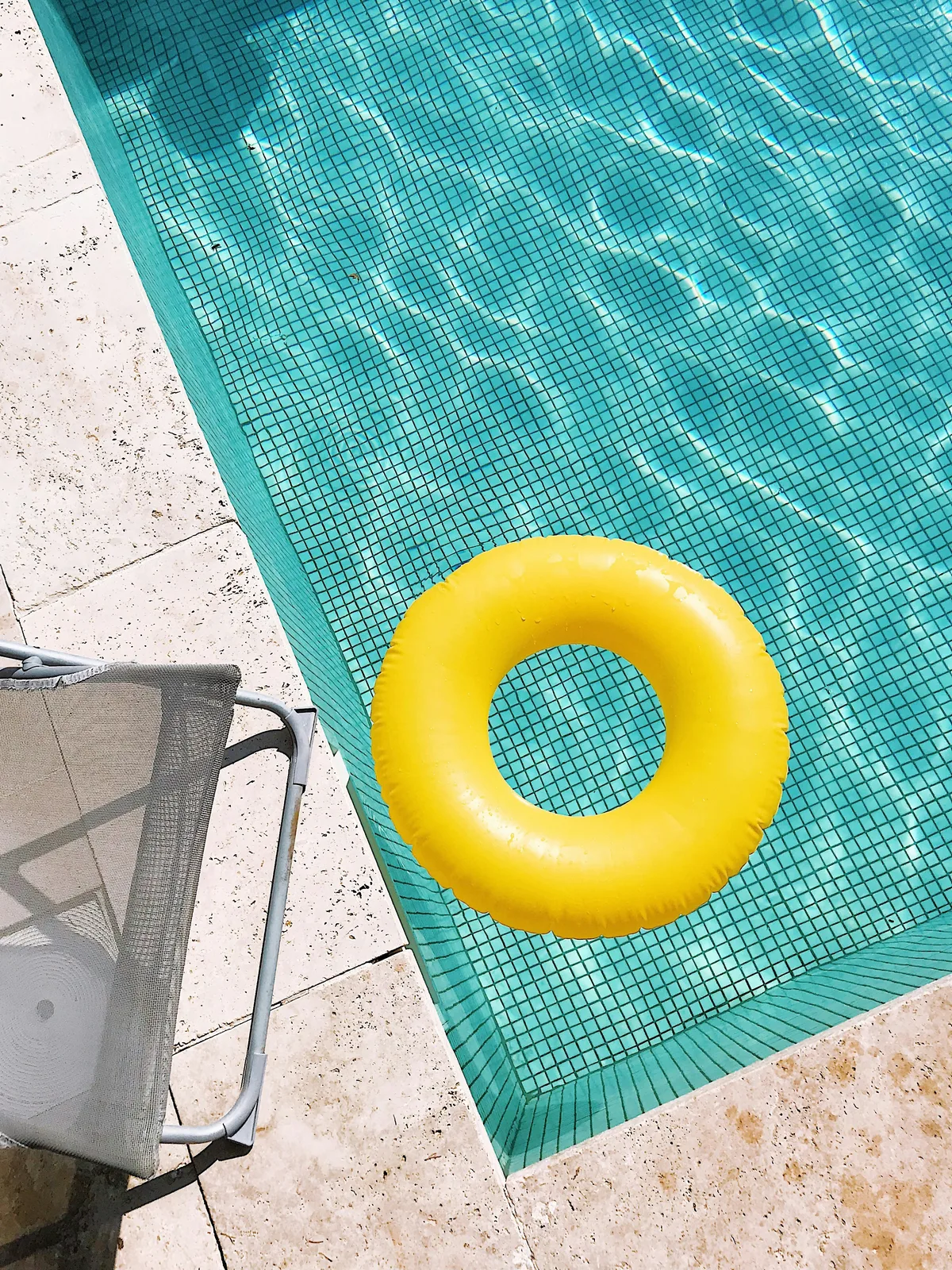 Boia amarela na borda da piscina