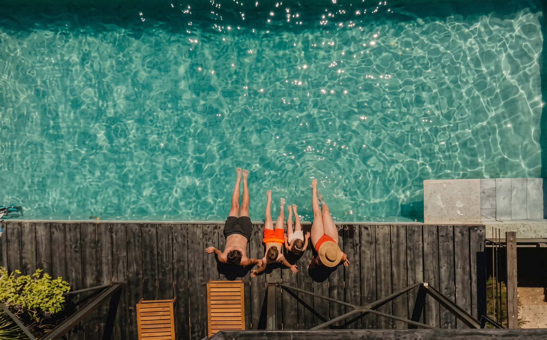 Família na beira da piscina