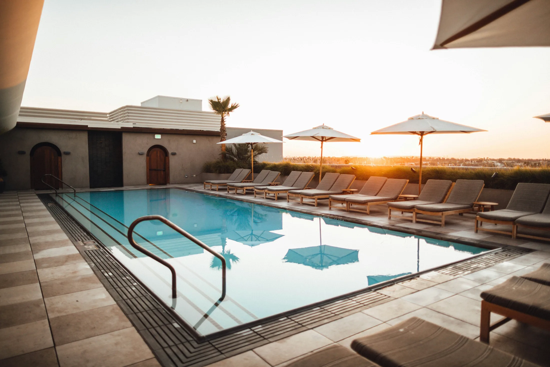 Piscina ao pôr do sol